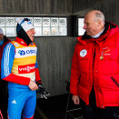 16. mars: Kong Harald følger 50 kilometer fellesstart i Holmenkollen. Alexander Legkov fra Russland hilser på Kongen etter seieren. Ilia Chernousov som tok 3. plassen er også med (Foto: Vegard Grøtt / NTB scanpix)
